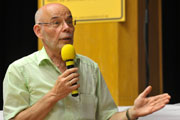 Bürgermeister Horst Gölzenleuchter beantwortet kritische Fragen der Teilnehmer